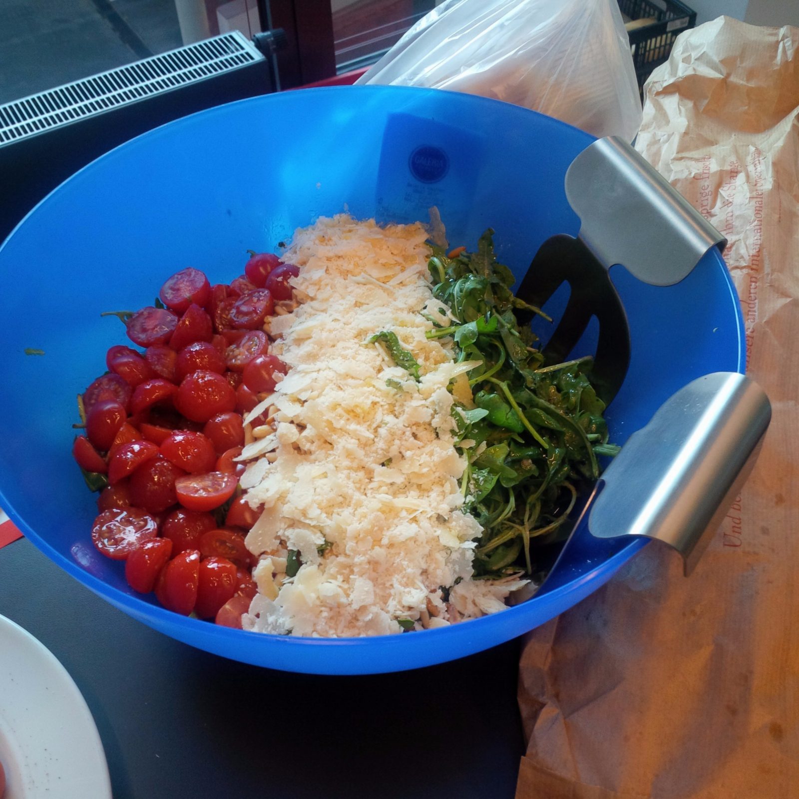 Rucola Salat mit Basilikum, Pinienkernen und Parmesan