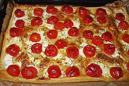 Blätterteigpizza mit Ziegenkäse, Honig und Kirschtomaten
