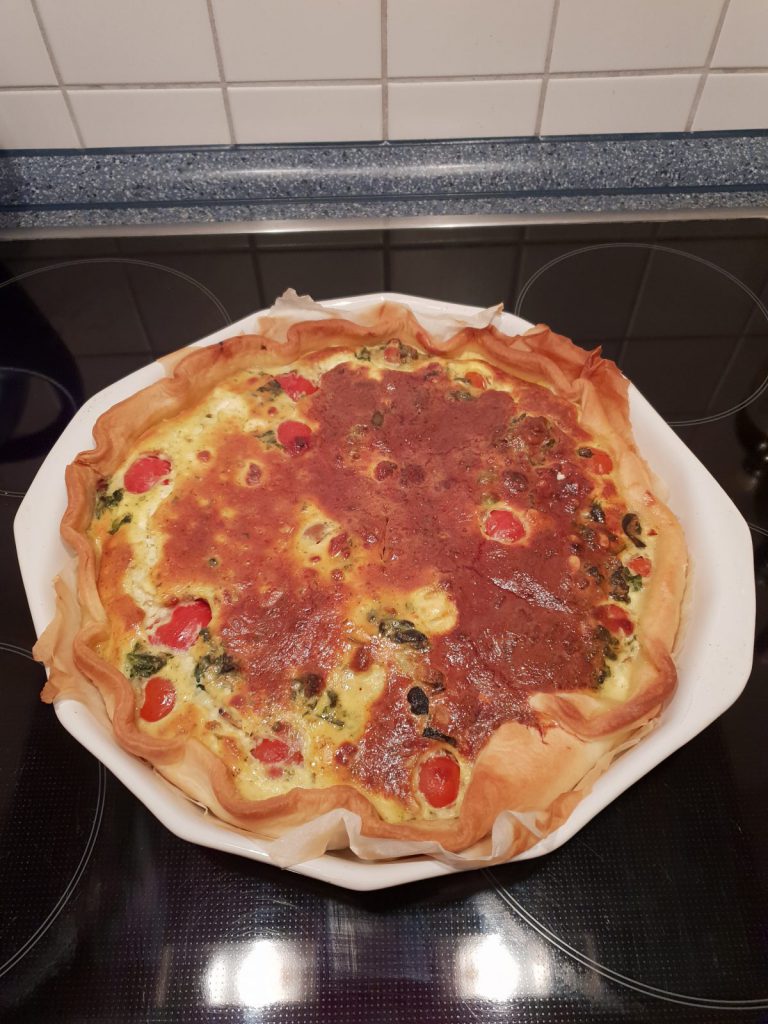 Quiche mit Spinat, Feta, Tomaten und Pinienkernen