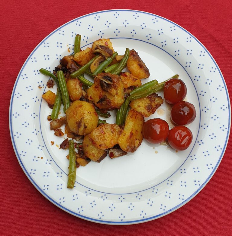 grüne Bohnen mit Cocktailtomaten und Kartoffeln