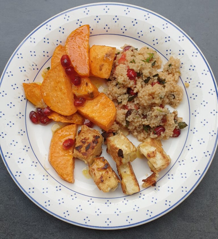 Süßkartoffeln und Mandeltofu auf Granatapfel-Taboulé