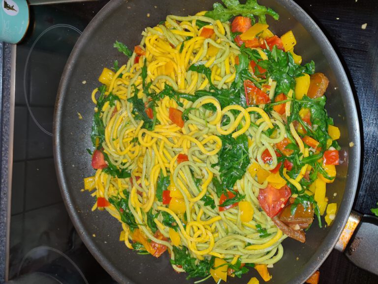 Zitronen-Linguine mit Rucola Paprika und Tomaten