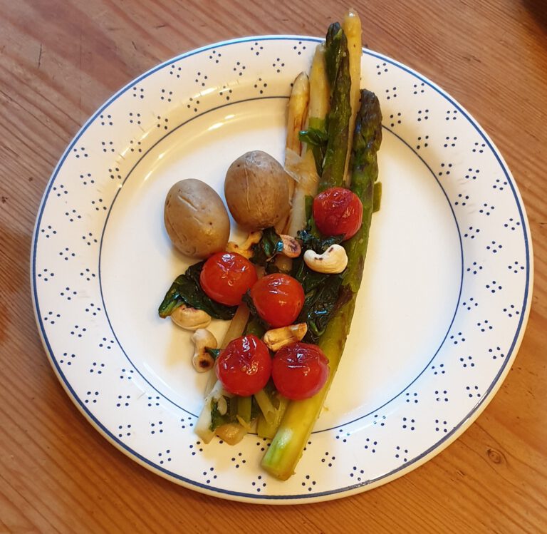 Spargel mit Tomaten und Pinienkernen