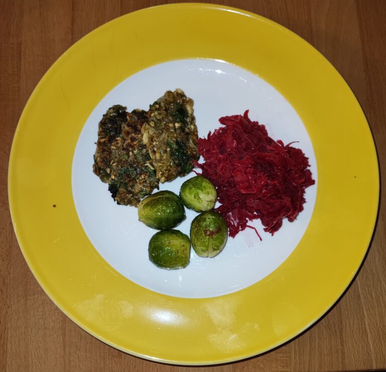 Bratlinge mit rotem Sauerkraut und Rosenkohl