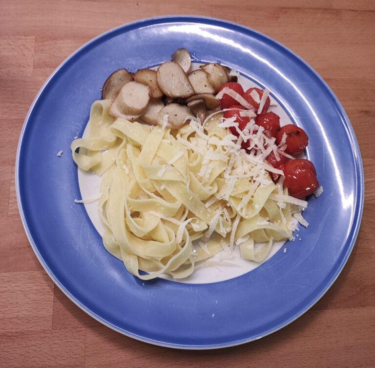 Tagliatelle mit Kräuterseitlingen und Grilltomaten